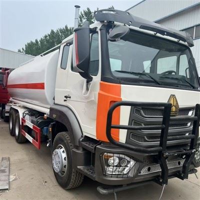 SINOTRUCK vandens purkštuvų sunkvežimis